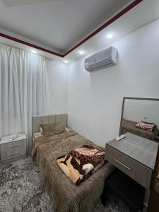 Postel nebo postele na pokoji v ubytování شقه مفروشه حديثة ذات أطلالة جميلة ومكان هادئ