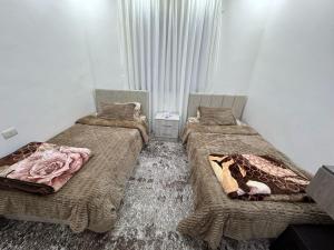 Postel nebo postele na pokoji v ubytování شقه مفروشه حديثة ذات أطلالة جميلة ومكان هادئ