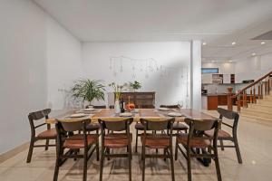 a dining room with a table and chairs at Villa Da Nang Hoang Sa in Da Nang