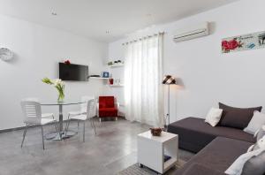 ein Wohnzimmer mit einer Couch und einem Tisch in der Unterkunft Apartments Kala & Kaleta in Split