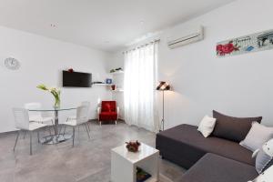 ein Wohnzimmer mit einer Couch und einem Tisch in der Unterkunft Apartments Kala & Kaleta in Split