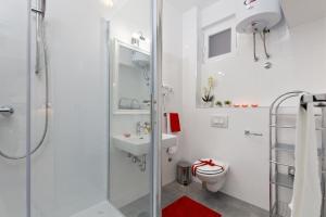 ein Badezimmer mit Dusche, Waschbecken und Toilette in der Unterkunft Apartments Kala & Kaleta in Split + 24 Fotos