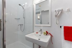 Ein Badezimmer in der Unterkunft Apartments Kala & Kaleta