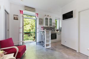 cocina y sala de estar con mesa y sillas en Apartments Kala & Kaleta en Split