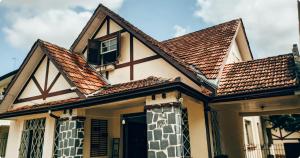 库里提巴Garibaldi Hostel & Pub的房屋设有瓷砖屋顶