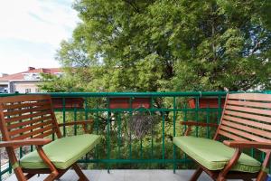 2 Stühle auf dem Balkon in der Unterkunft Apartments Kala & Kaleta in Split