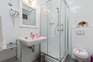 ein Badezimmer mit Dusche, Waschbecken und Toilette in der Unterkunft Apartments Kala & Kaleta in Split