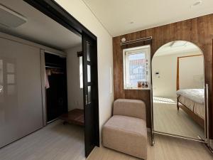 Ένα ή περισσότερα κρεβάτια σε δωμάτιο στο Cozy Aori house