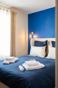 アルルにあるLe domaine de Mika & Ninaの青いベッド(タオル付)