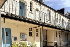 ein Gebäude mit einem Balkon darauf in der Unterkunft Harbour-side, 2-bed Mews Apartment, in Torquay + 11 Fotos