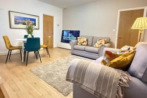 ein Wohnzimmer mit Sofa und Tisch in der Unterkunft Harbour-side, 2-bed Mews Apartment, in Torquay
