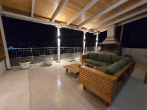 Posezení v ubytování Penthouse Nea Smirni + 7 fotografií