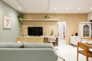 a living room with a couch and a tv at Apto Novo e diferenciado a 500 metros do Alles Park in Pomerode