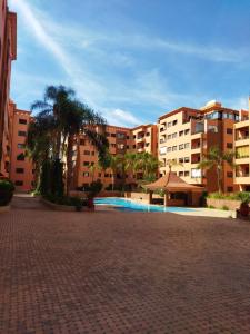 Un patio con piscina en un edificio. en Résidence Babylone Y - Appartement 2 Chambres, en Marrakech
