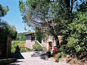 Monte Santa Maria TiberinaにあるFarmhouse in Monte s Maria Tiberina with stablesの建物の前にテーブルと椅子