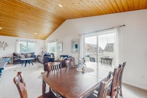 una sala da pranzo con un tavolo e un divano di Seaside Serenity a Seaside