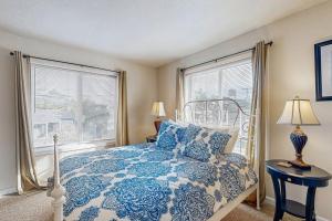 Letto o letti in una camera di Seaside Serenity