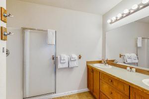 un bagno con doccia e lavandino di Seaside Serenity a Seaside