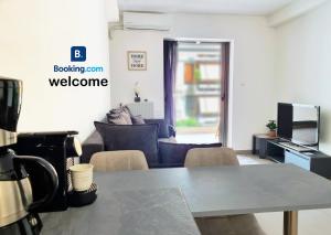 Μια τηλεόραση ή/και κέντρο ψυχαγωγίας στο Bright & Modern home in Athens