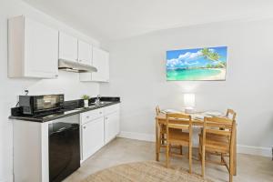 Gallery image of Beach Front 2 Bed Condo - Pool & Tiki Bar in Fort Lauderdale +37 photos