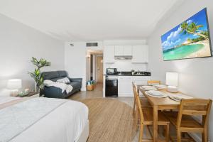 Η κουζίνα ή μικρή κουζίνα στο Beach Front 2 Bed Condo - Pool & Tiki Bar