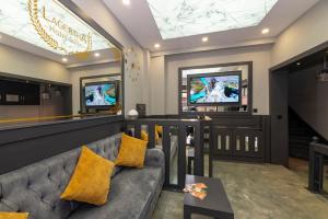 TV a/nebo společenská místnost v ubytování Lagertha Hotel Taksim