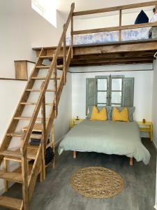 ein Schlafzimmer mit Hochbett und Treppe in der Unterkunft Santander industrial apartment in Santander