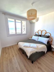 een slaapkamer met een bed met twee handdoeken erop bij Appartement Ajaccio vue mer in Ajaccio