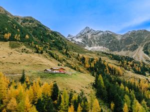 una casa su una collina in montagna di Die Acherberg Alm a Oetz