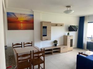 Televízia a/alebo spoločenská miestnosť v ubytovaní Apartamentos Playa Langosteira
