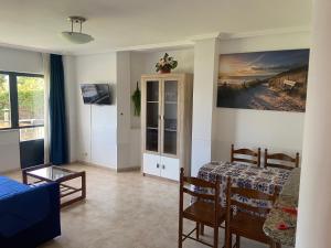 Televízia a/alebo spoločenská miestnosť v ubytovaní Apartamentos Playa Langosteira