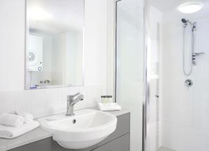 Phòng tắm tại Oaks Townsville Gateway Suites