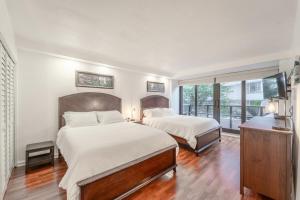 um quarto com duas camas e uma janela em Miami Beach Oceanfront- Pool Bar & Gym & SPA em Miami Beach mais 30 fotografias