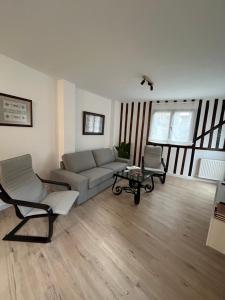 una sala de estar con un sofá y una mesa en El Rincón Templario, en La Alberca