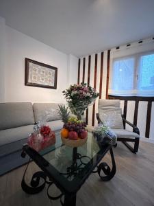 Una sala de estar con una mesa con fruta encima. en El Rincón Templario, en La Alberca