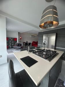 Kuchyňa alebo kuchynka v ubytovaní Luxury Seafront Apartment 3BR Ta Xbiex