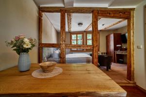 a dining room with a table and a bedroom at Schinkel Ferienunterkünfte UNESCO Welterbestadt Quedlinburg, beste Lage inklusive Parkplatz & Kurtaxe in Quedlinburg