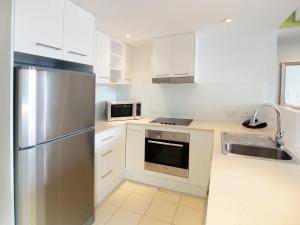 Nhà bếp/bếp nhỏ tại Oaks Townsville Gateway Suites