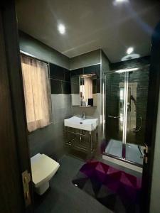 Kúpeľňa v ubytovaní Luxury Seafront Apartment 3BR Ta Xbiex