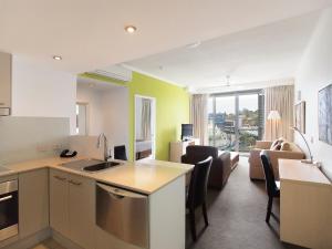 Nhà bếp/bếp nhỏ tại Oaks Townsville Gateway Suites