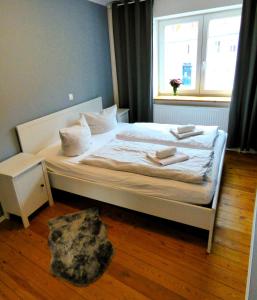 een slaapkamer met een bed met twee handdoeken erop bij Emely Ferienwohnungen in Röbel