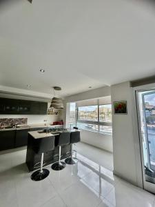 Kuchyňa alebo kuchynka v ubytovaní Luxury Seafront Apartment 3BR Ta Xbiex