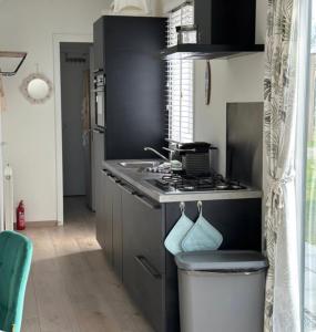 Gallery image of Vakantie Chalet met hottub in Ibiza stijl te Zeeland in Heinkensand
