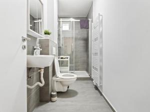 un baño con inodoro y lavabo en Wohnung in zentraler Lage - Kostenlose Parkplätze, en Kassel