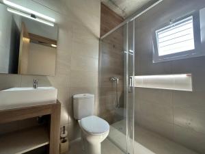 Un baño con inodoro, lavabo y ducha. en Casa Rural Altos de María, en La Campana