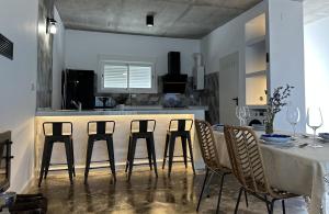 cocina con barra con sillas y mesa en Casa Rural Altos de María, en La Campana 3 fotos más