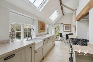 Kuchyň nebo kuchyňský kout v ubytování Mary Anne House 4 beds Parking & Garden