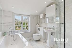 Koupelna v ubytování Mary Anne House 4 beds Parking & Garden