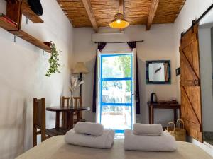 a room with two pillows on a table with a window at Casapueblo in Cachí