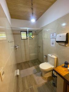 a bathroom with a toilet and a shower at Casa Bella Vista 2 Modernes Ferienhaus in Bella Vista